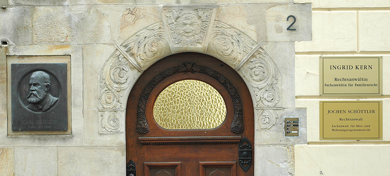 Der Hauseingang zu unseren Kanzleiräumen Der Hauseingang zu unseren Kanzleiräumen